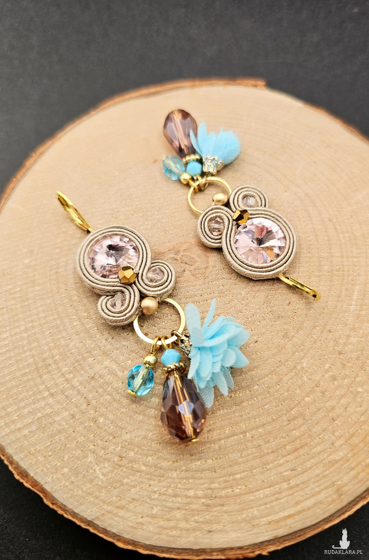 Beżowo kolorowe kolczyki sutasz z kryształkami 9